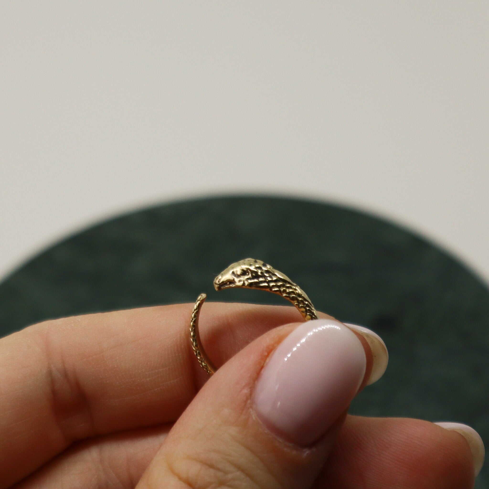 Kleiner filigraner Schlangen Ring gold handgemacht