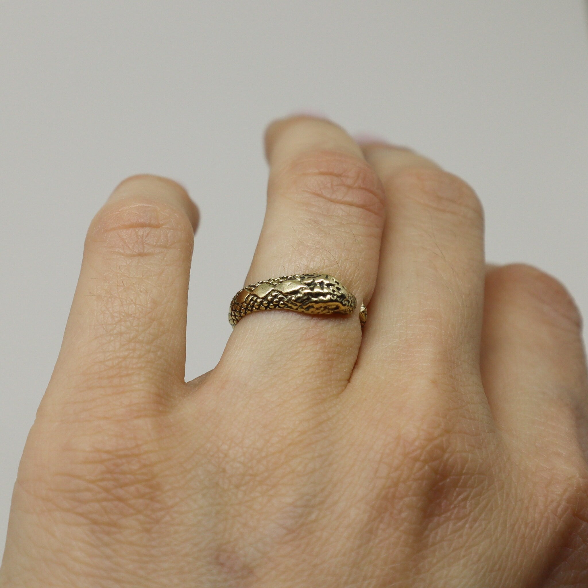 Kleiner filigraner Schlangen Ring gold handgemacht