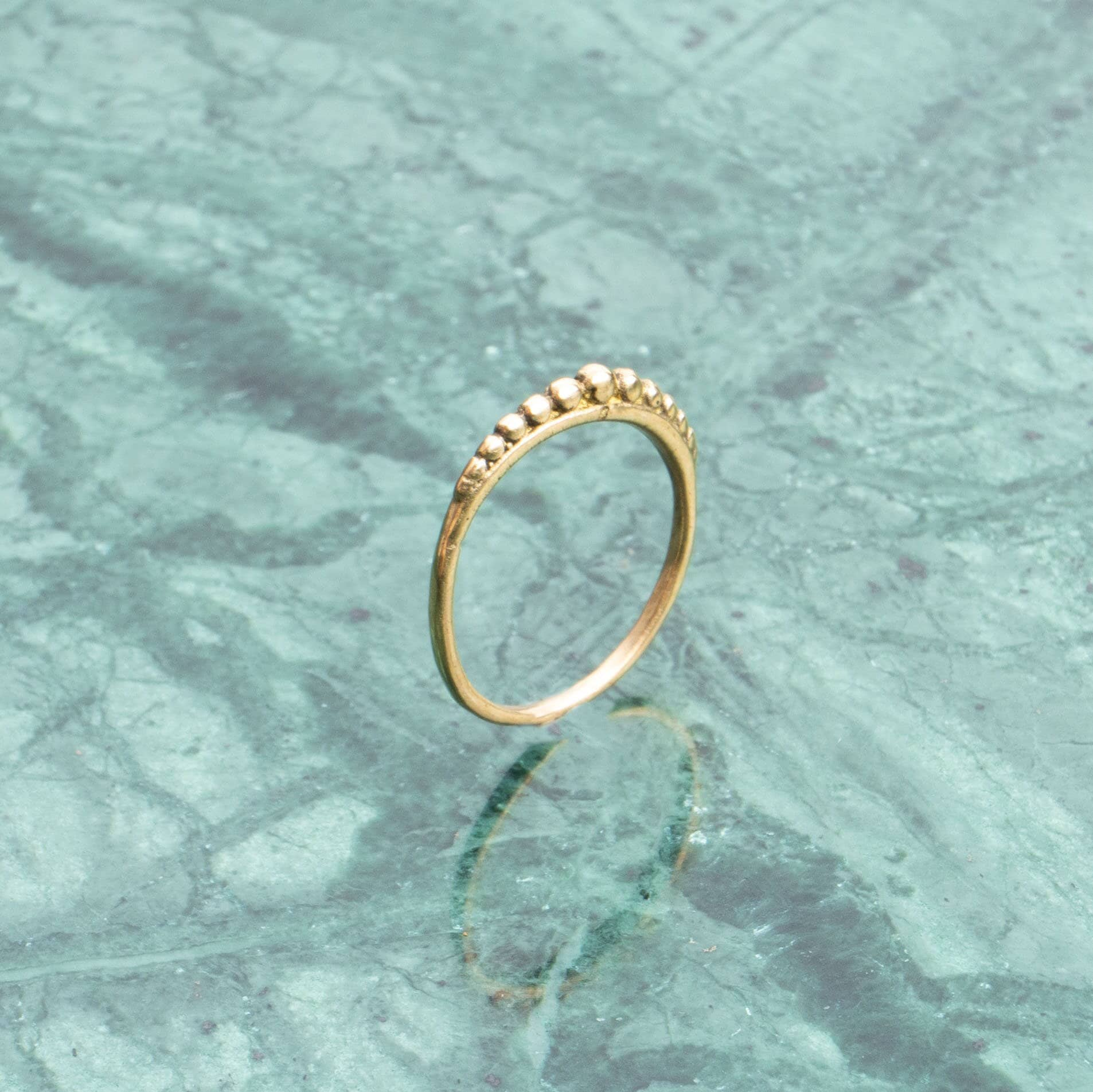 Feiner Ring mit Kugeln boho