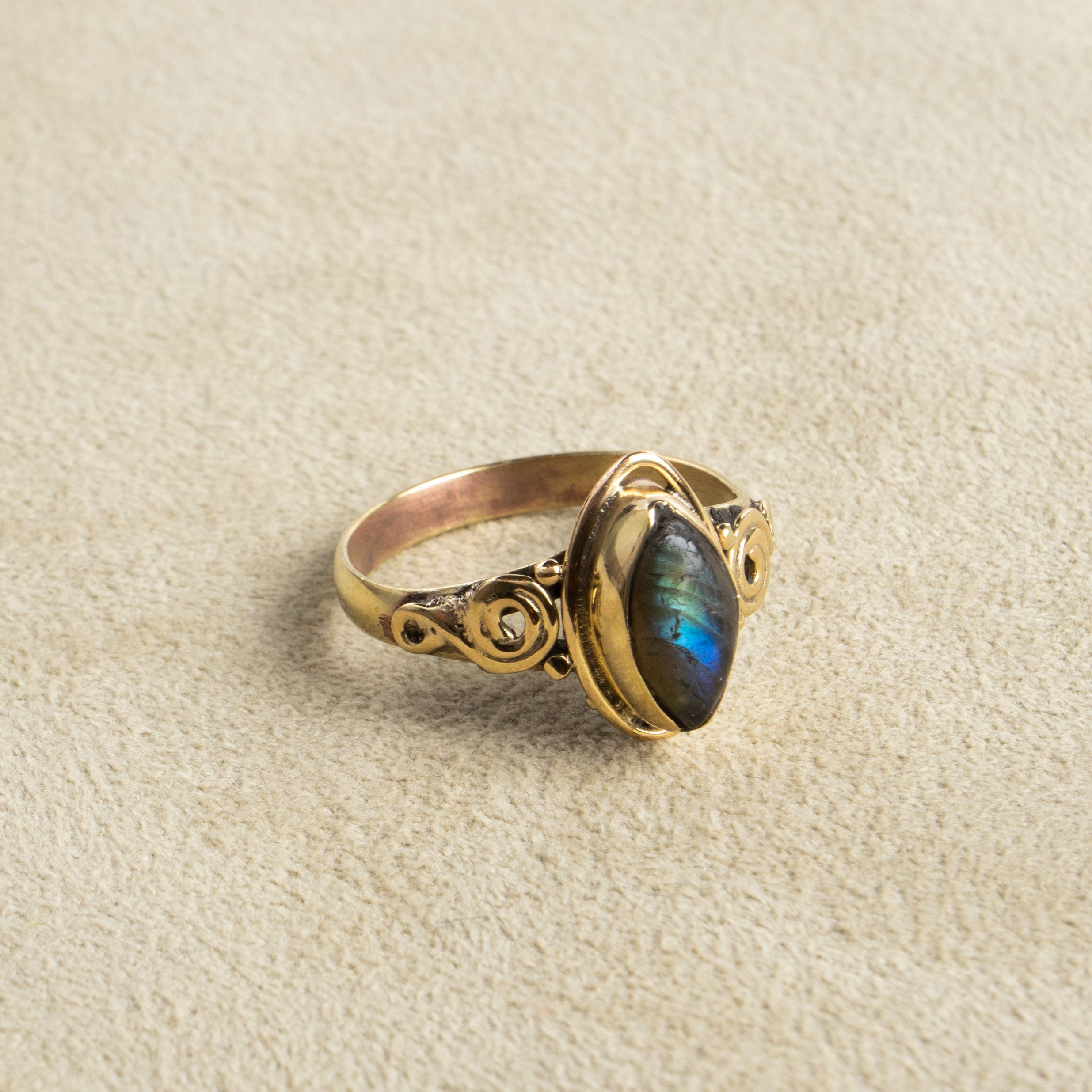 Labradorit Ring mit ovalem Stein boho gold handgemacht