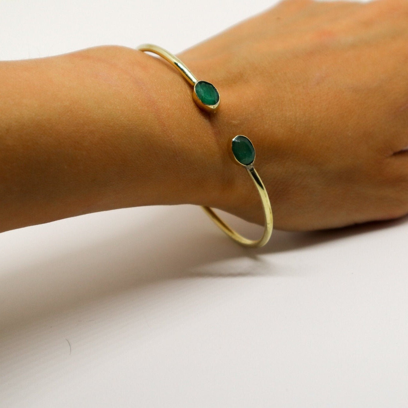 Verstellbarer Armreif mit Emerald gold handgemacht