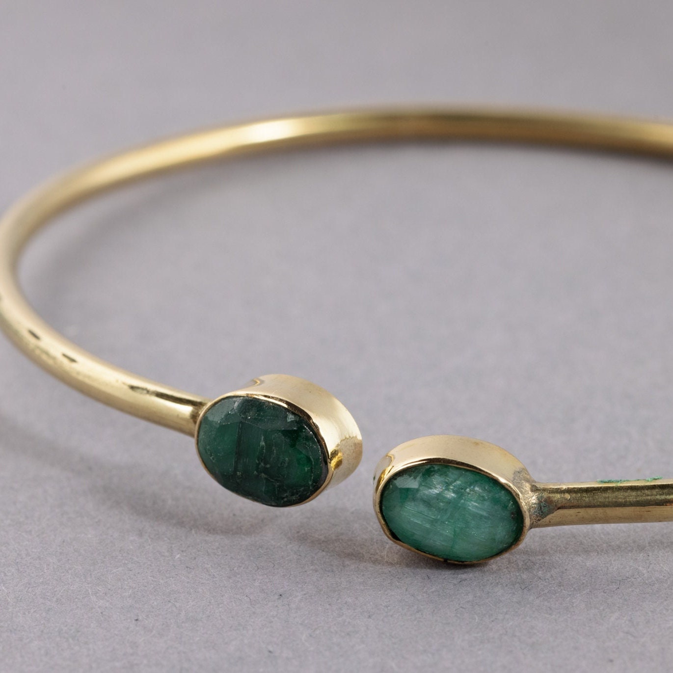 Verstellbarer Armreif mit Emerald gold handgemacht