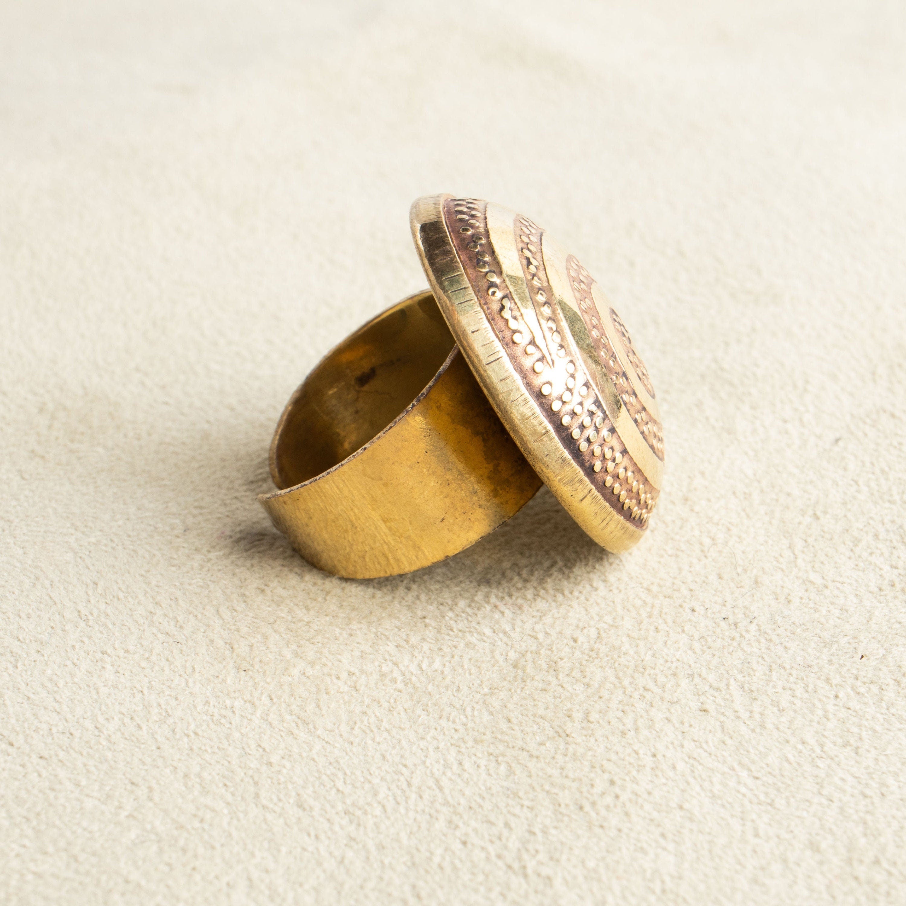 Runder Messing Ring mit Swirl gold Einheitsgröße handgemacht C16