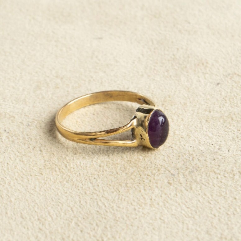 Kleiner Amethyst Ring mit ovalem Stein handgemacht