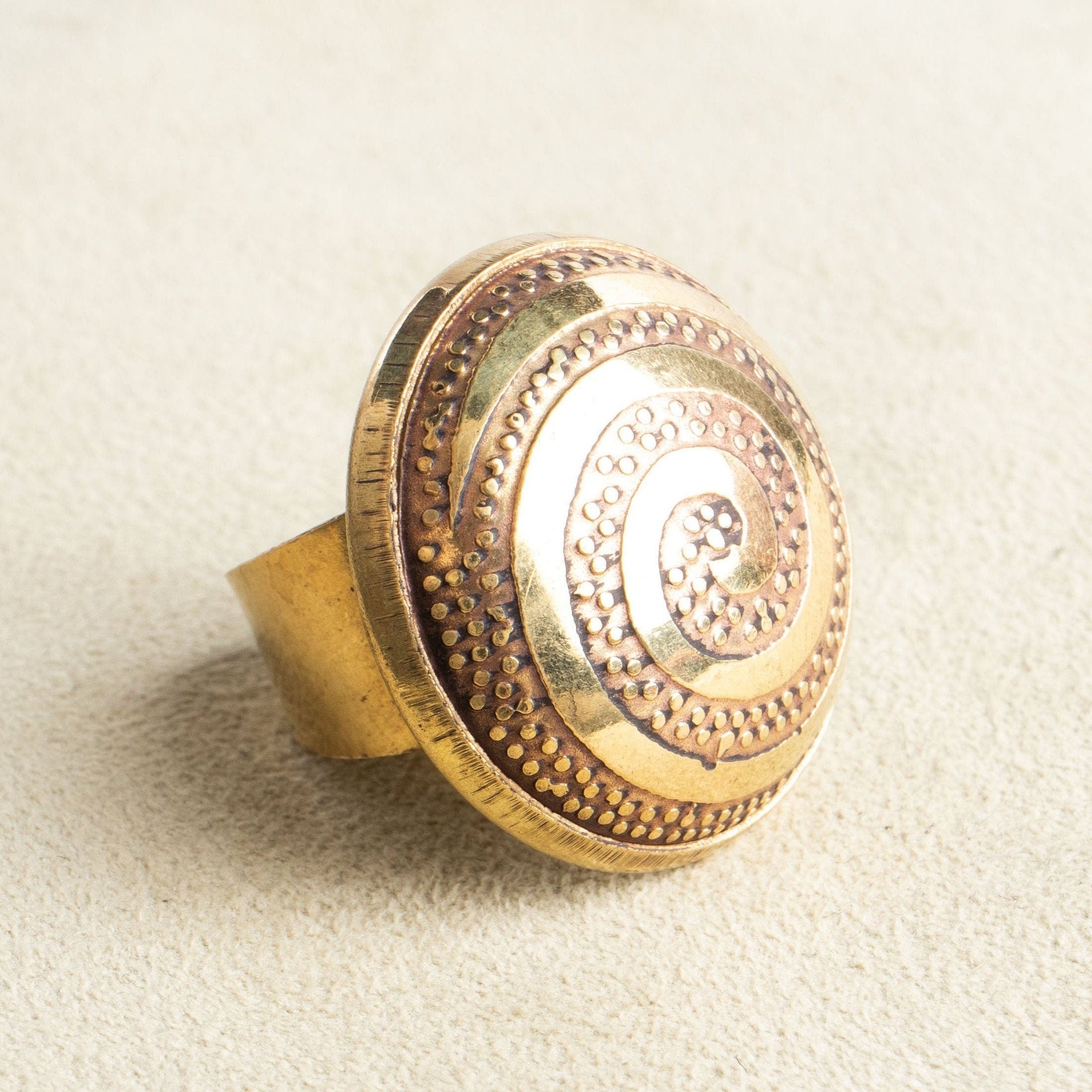 Runder Messing Ring mit Swirl gold Einheitsgröße handgemacht C16