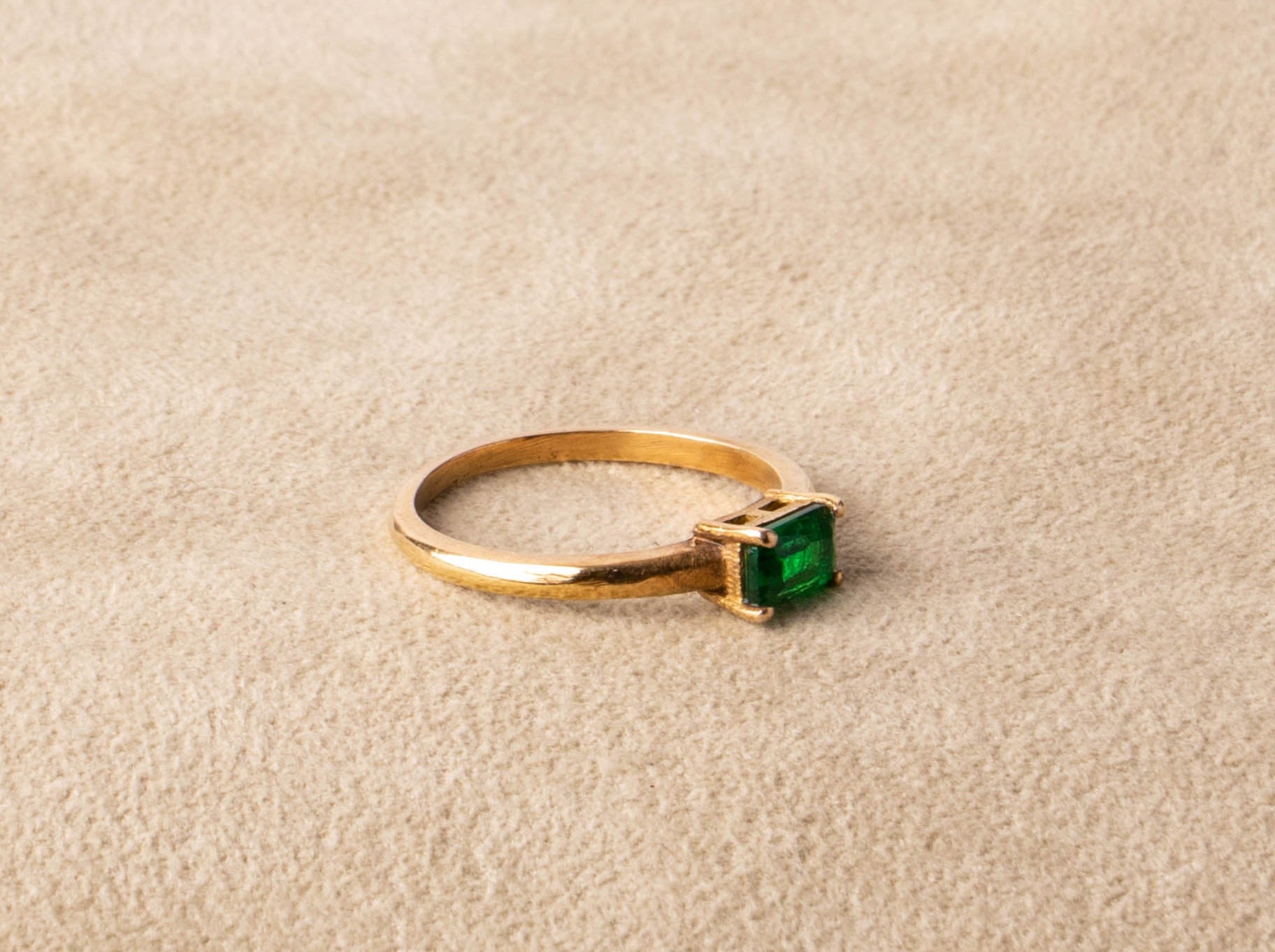 Kleiner grüner Zirkon Ring gold eckig geschliffen handgemacht