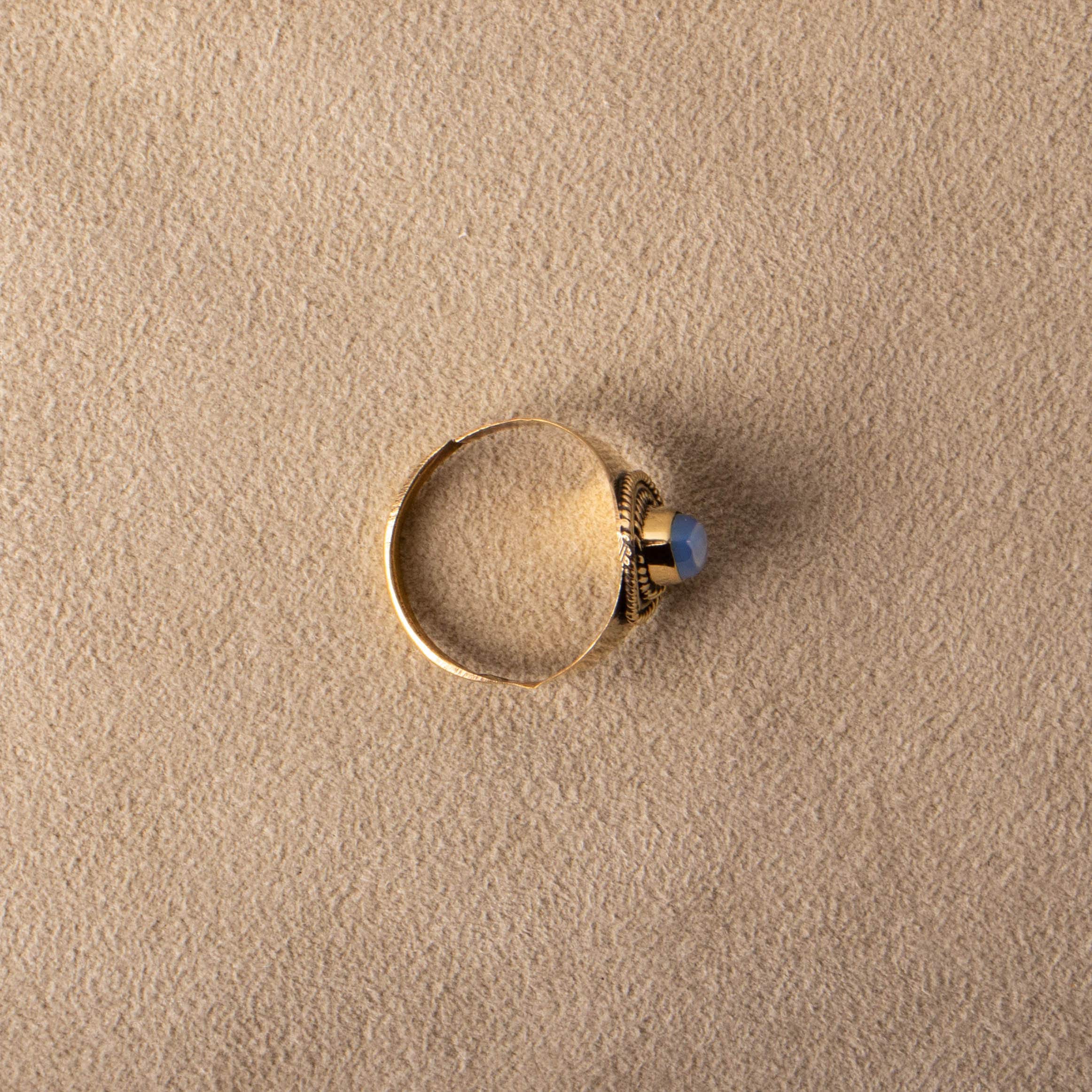 Opalring mit tränenförmigem Stein verziert boho gold