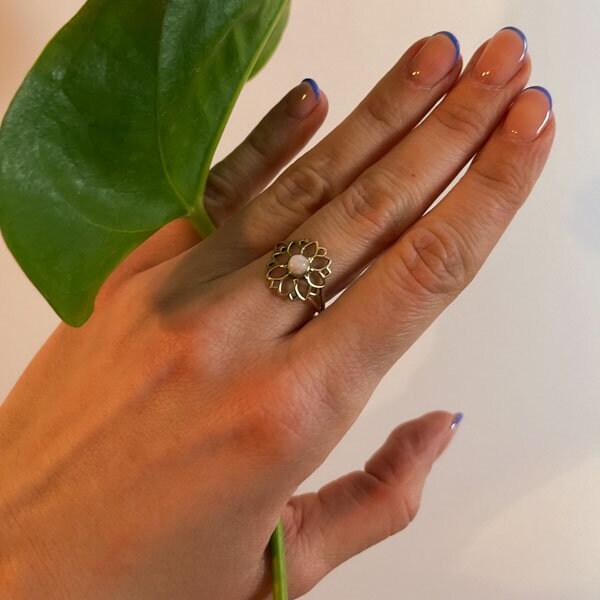 Floraler Edelstein-Mondstein-Ring aus Messing gold | Minimalistischer Schmuck Daisy