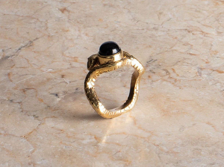 Schlange Ring gold schwarzer Onyx asymmetrisch handgemacht