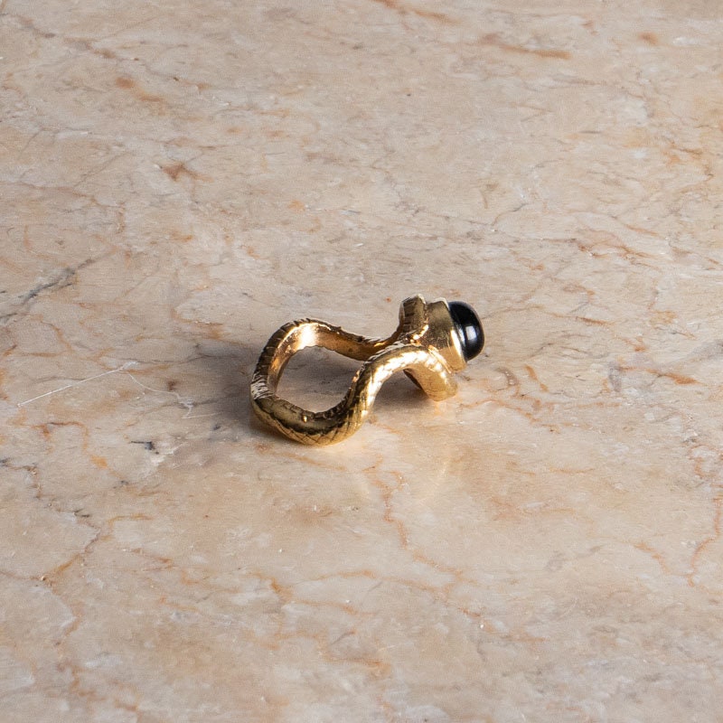 Schlange Ring gold schwarzer Onyx asymmetrisch handgemacht