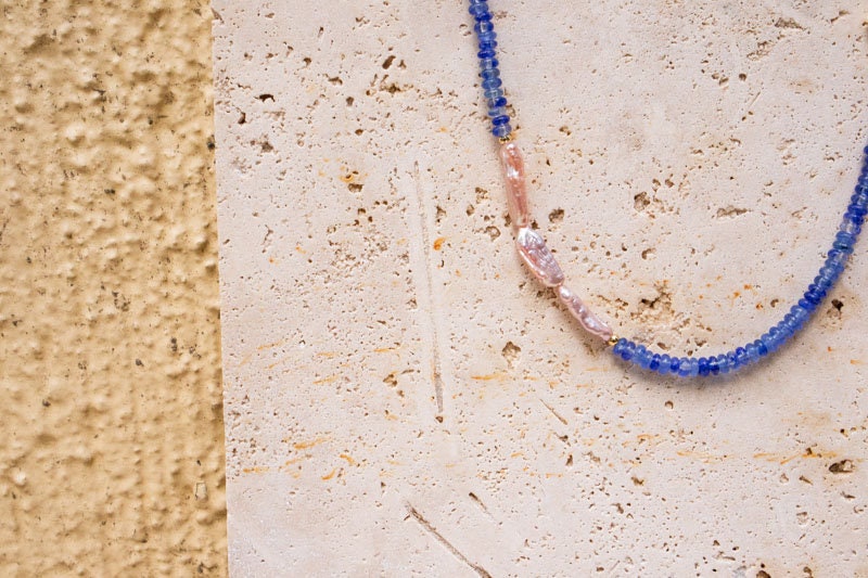 Perlenkette aus Blauquarz runde Edelsteine mit rosa Süßwasserperle gold oder silber handgemacht