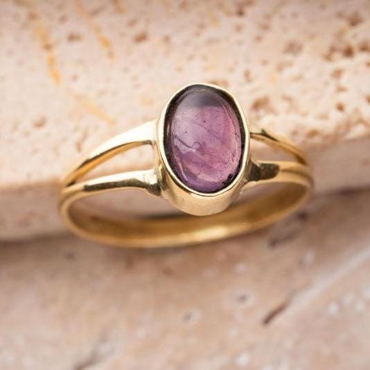 Kleiner Amethyst Ring mit ovalem Stein handgemacht