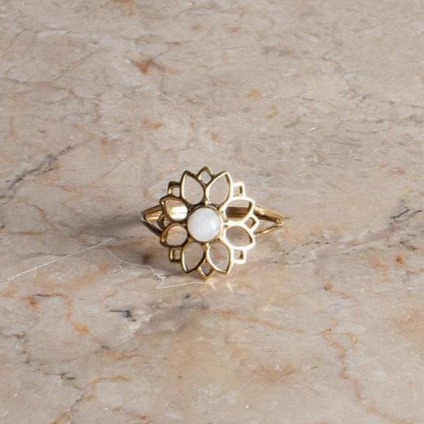 Floraler Edelstein-Mondstein-Ring aus Messing gold | Minimalistischer Schmuck Daisy