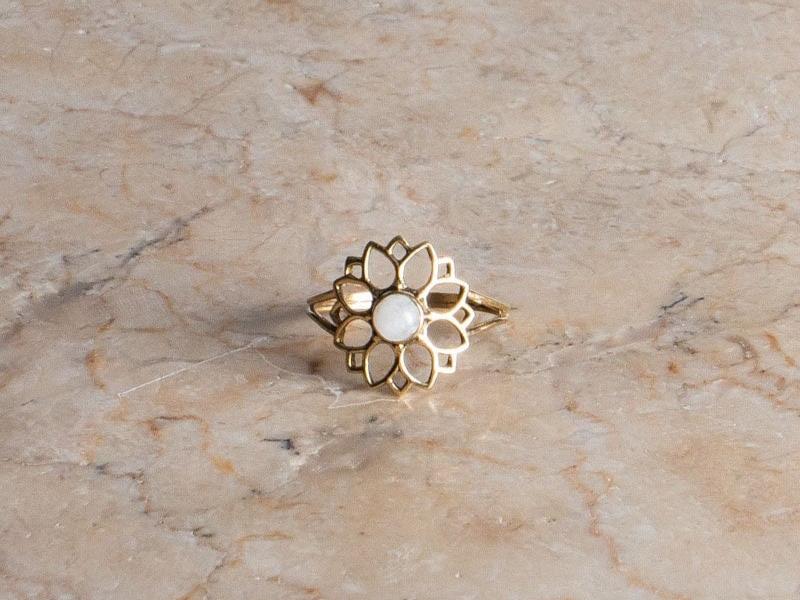 Floraler Edelstein-Mondstein-Ring aus Messing gold | Minimalistischer Schmuck Daisy