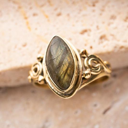 Labradorit Ring mit ovalem Stein boho gold handgemacht