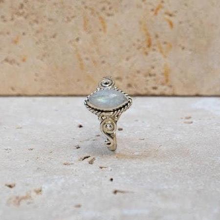 2.8. Feiner Mondstein Ring mit ovalem Stein 925 Sterling Silber handgemacht