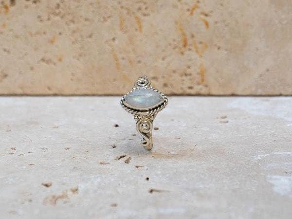 2.8. Feiner Mondstein Ring mit ovalem Stein 925 Sterling Silber handgemacht