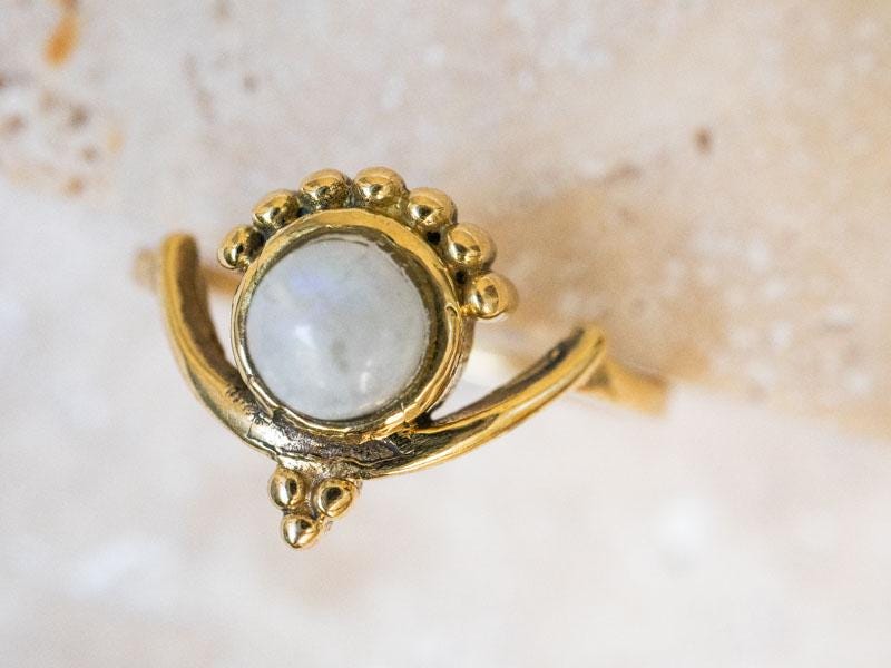 Boho Mondstein Ring mit rundem Stein - Tiara Krone weiß handgemacht