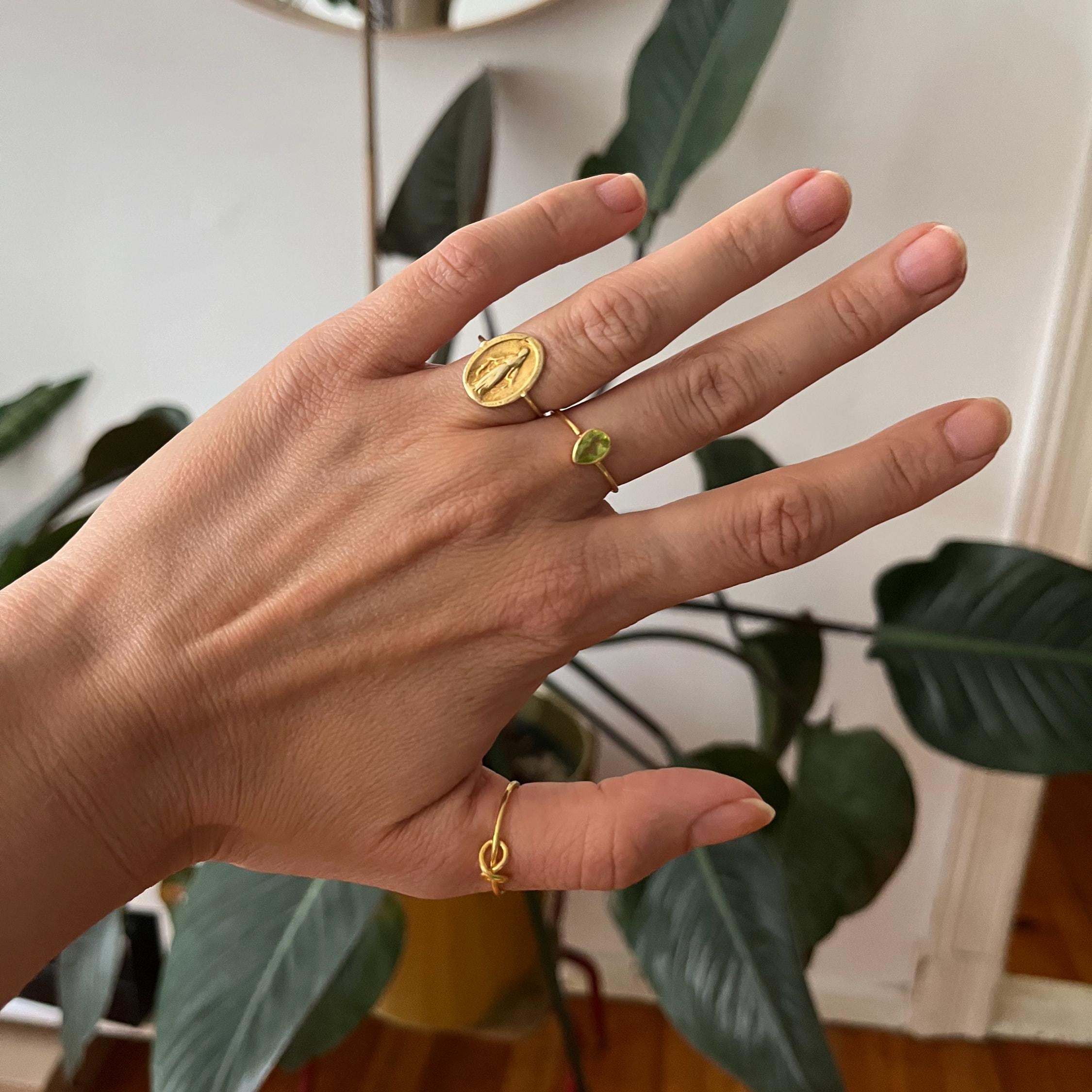 Zierlicher tröpfenfömiger Ring mit Peridot aus 925 Sterling Silber vergoldet / Stapelring mit grünem Stein handgemacht gold