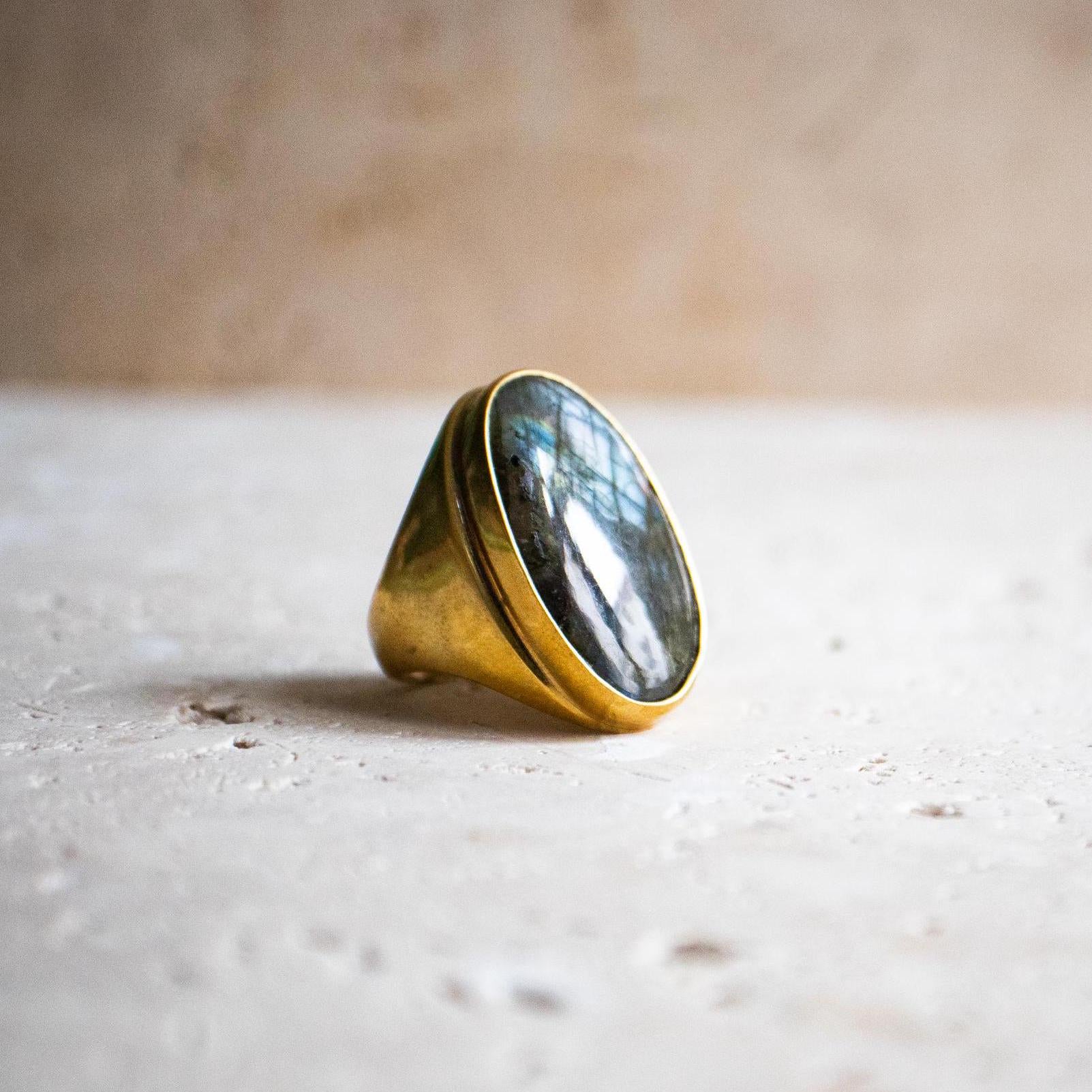 Großer Labradorit Ring mit ovalem Stein gold handgemacht