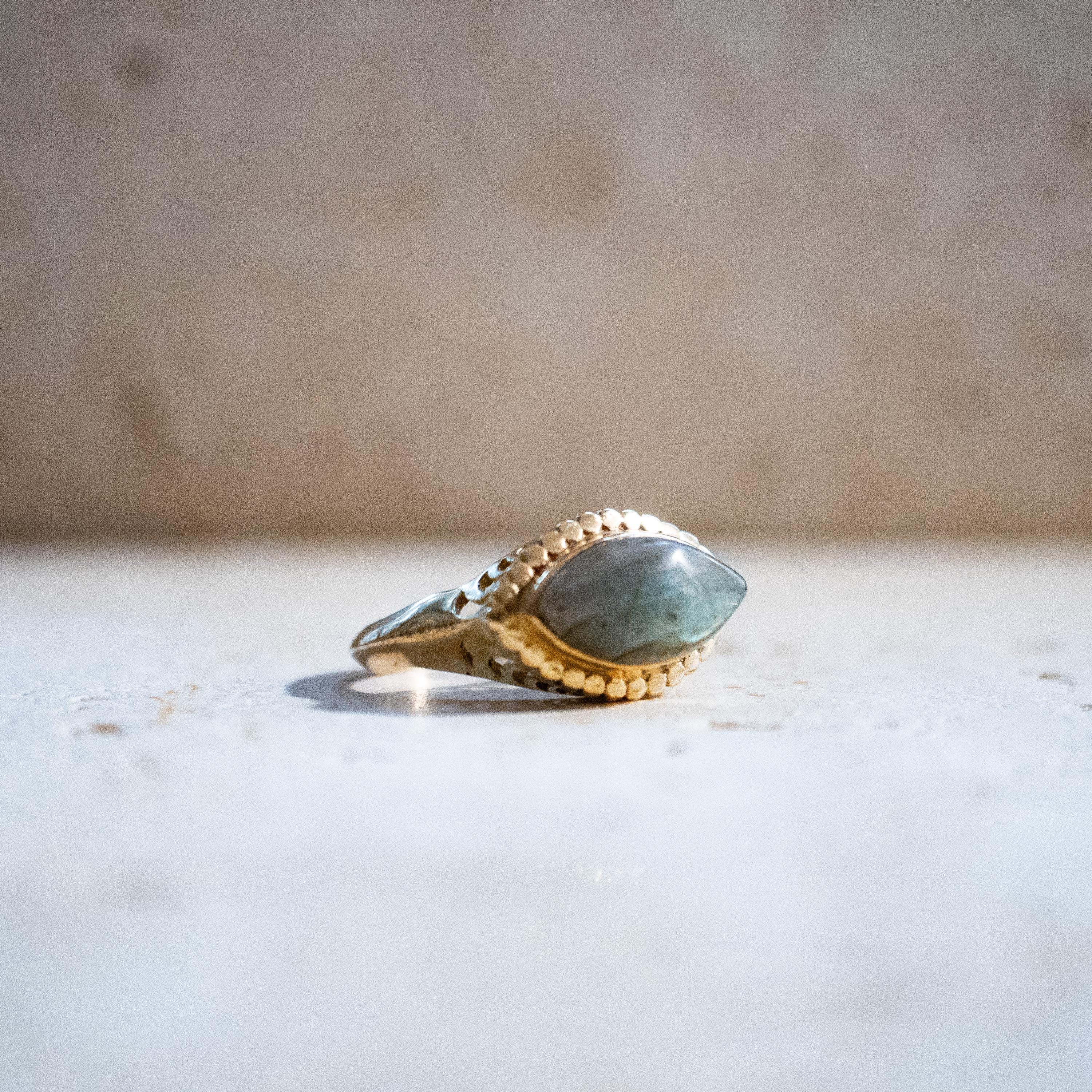 Augenförmiger Labradorit Ring groß gold handgemacht