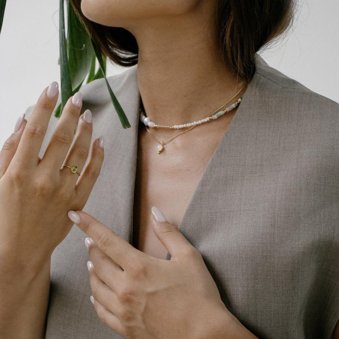 Zierliche Vergoldtete Halskette aus 925 Sterling Silber mit rundem Regenbogen Mondstein handgemacht