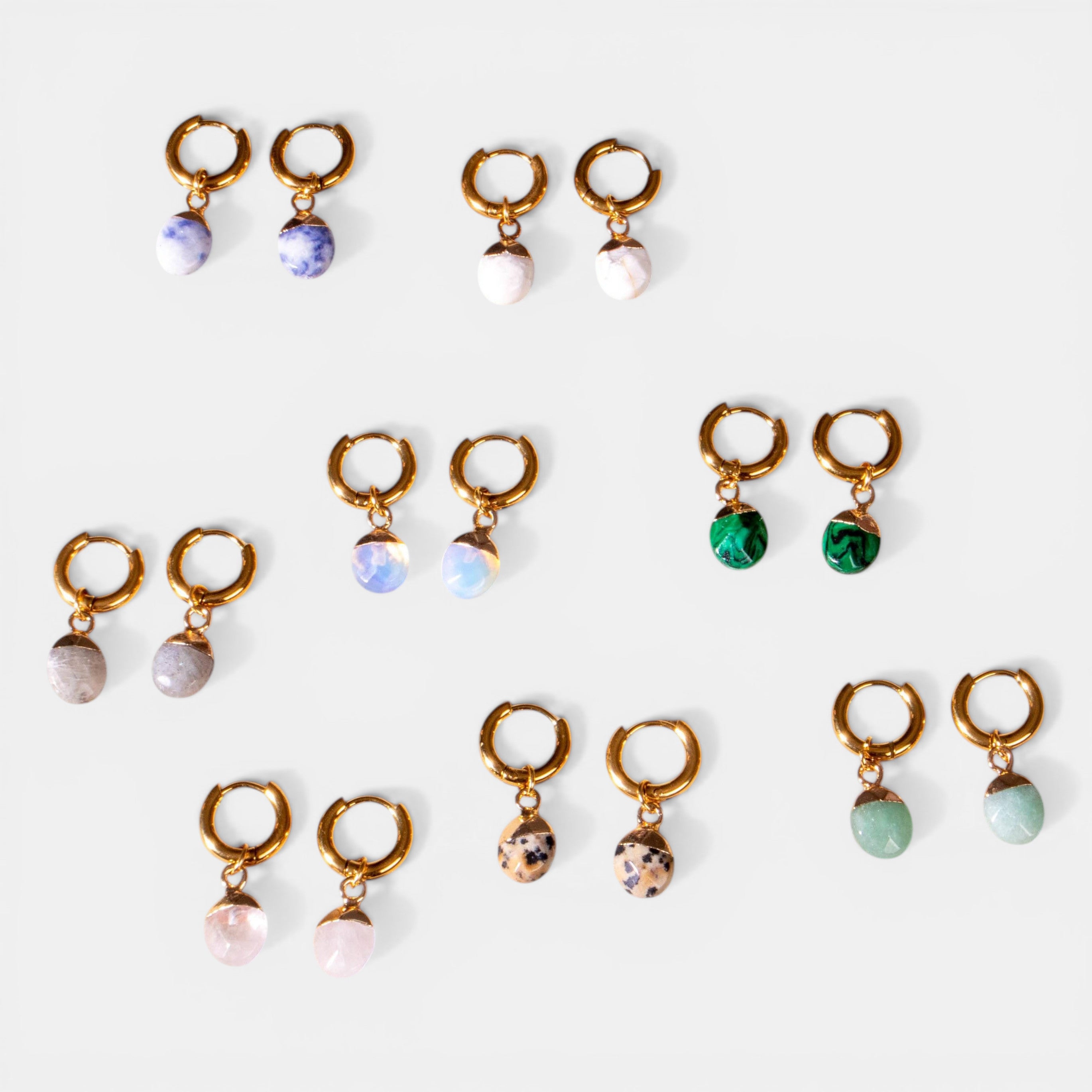 Huggie Creolen mit verschiedenen Steinen handgemacht vergoldet - NooeBerlin