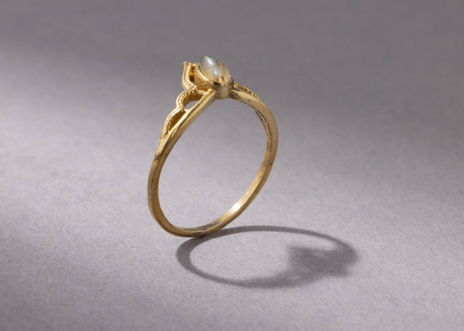 Tiara Kronen Ring mit Labradorit Spitze - NooeBerlin