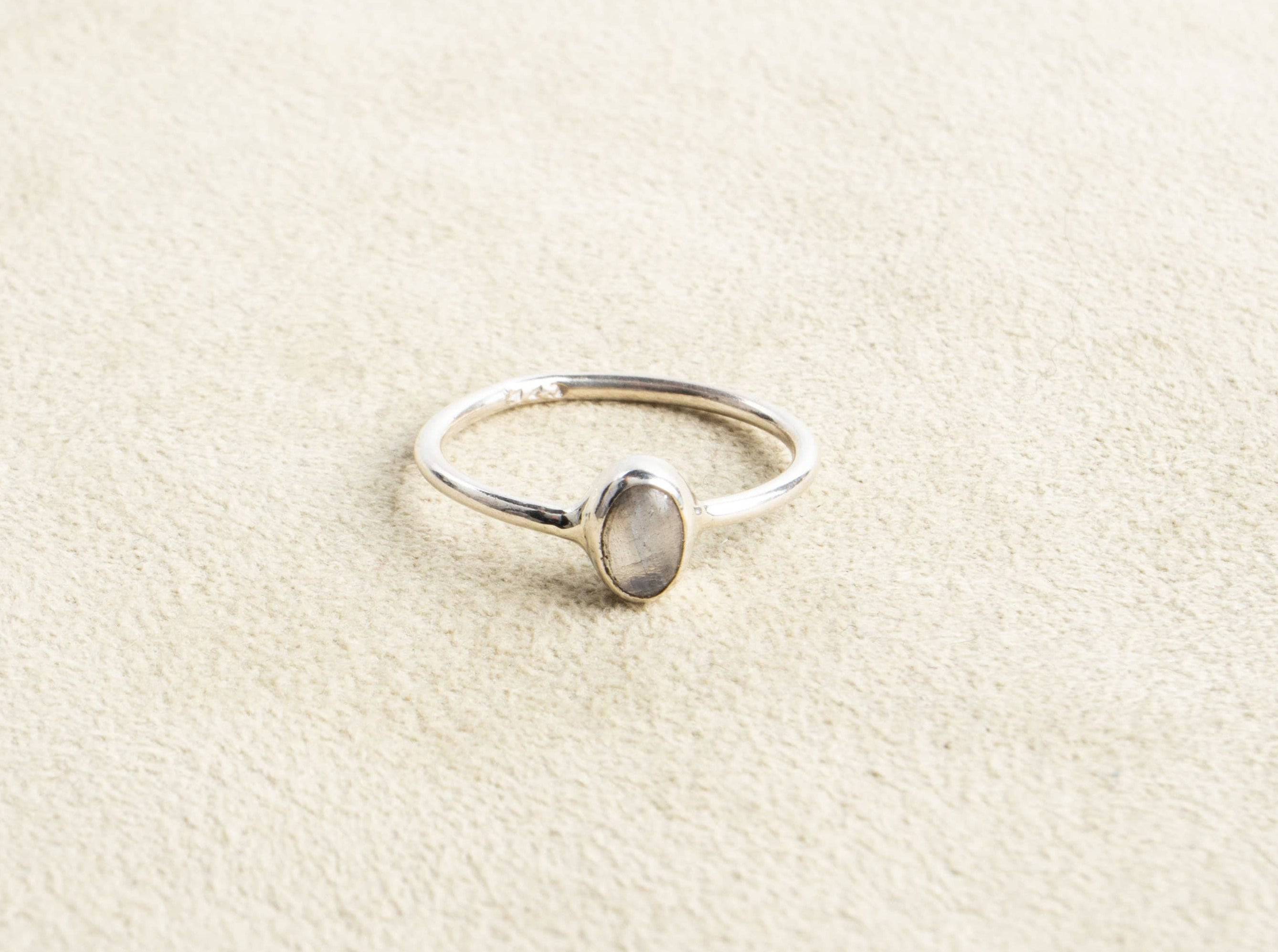 Feiner Mondstein Ring mit ovalem Stein 925 Sterling Silber handgemacht - NooeBerlin