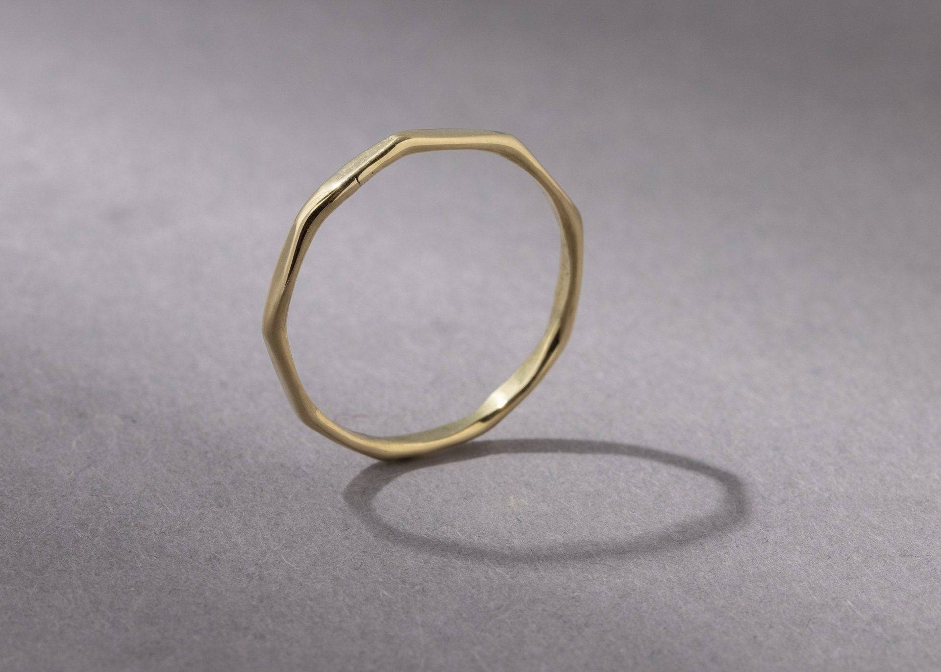 Feiner Ring achteckig handgefertigt aus Messing - NooeBerlin