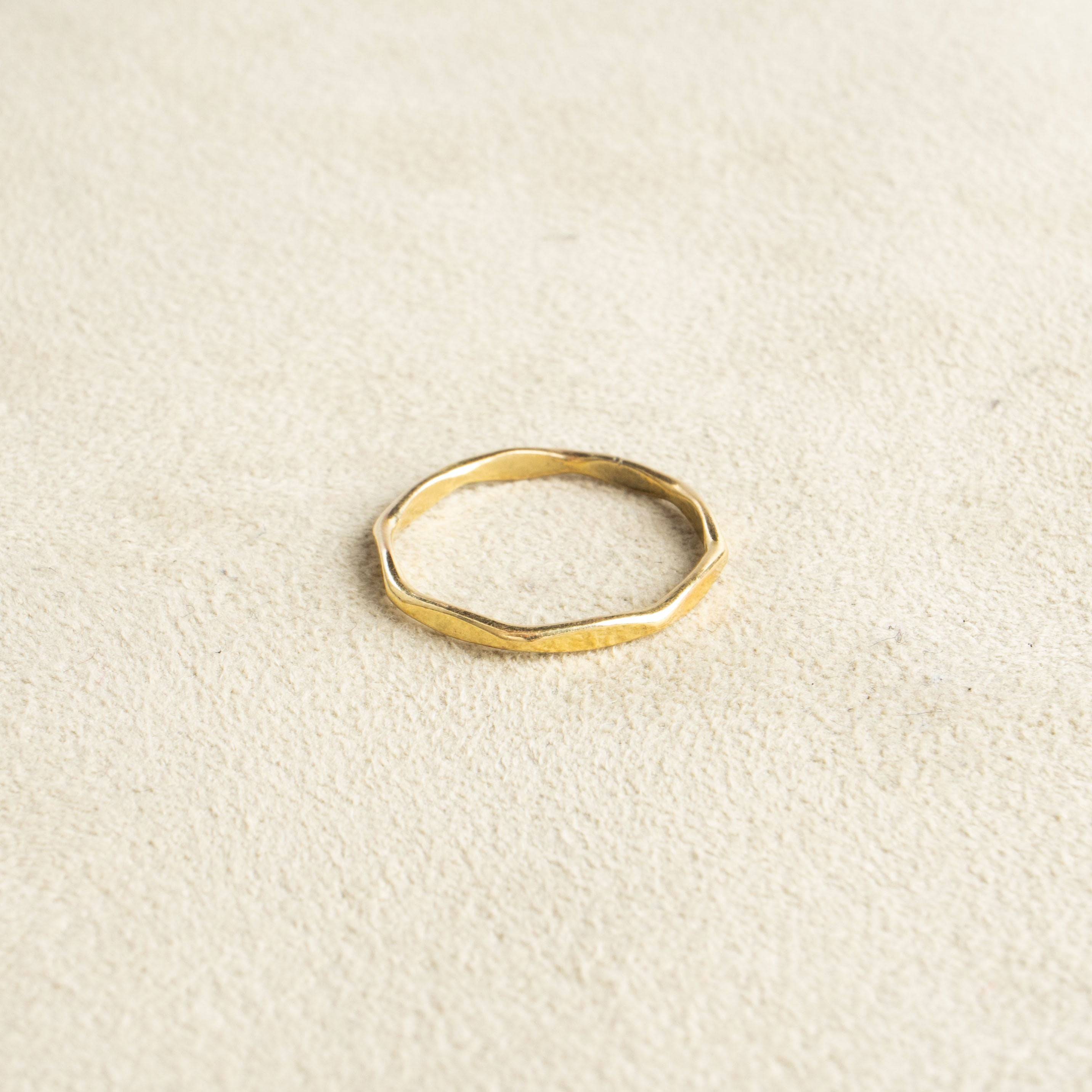 Feiner Ring achteckig handgefertigt aus Messing - NooeBerlin