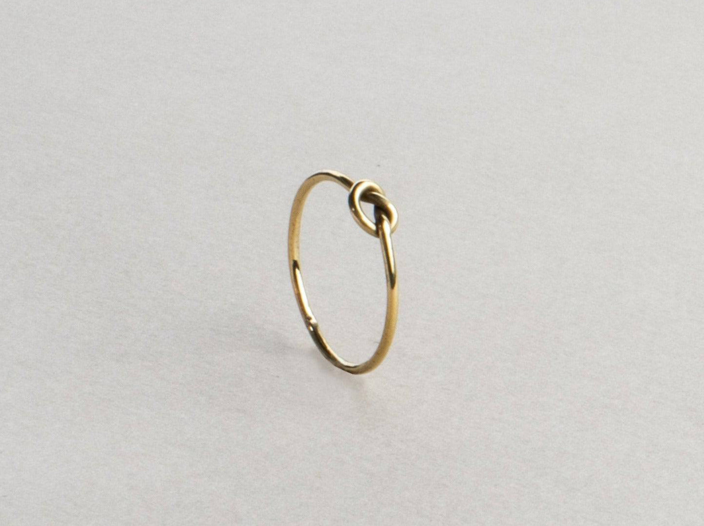 Feiner Ring mit Knoten gold handgemacht - NooeBerlin