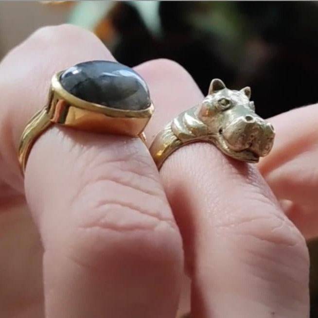 Großer Labradorit Ring mit ovalem Stein - NooeBerlin