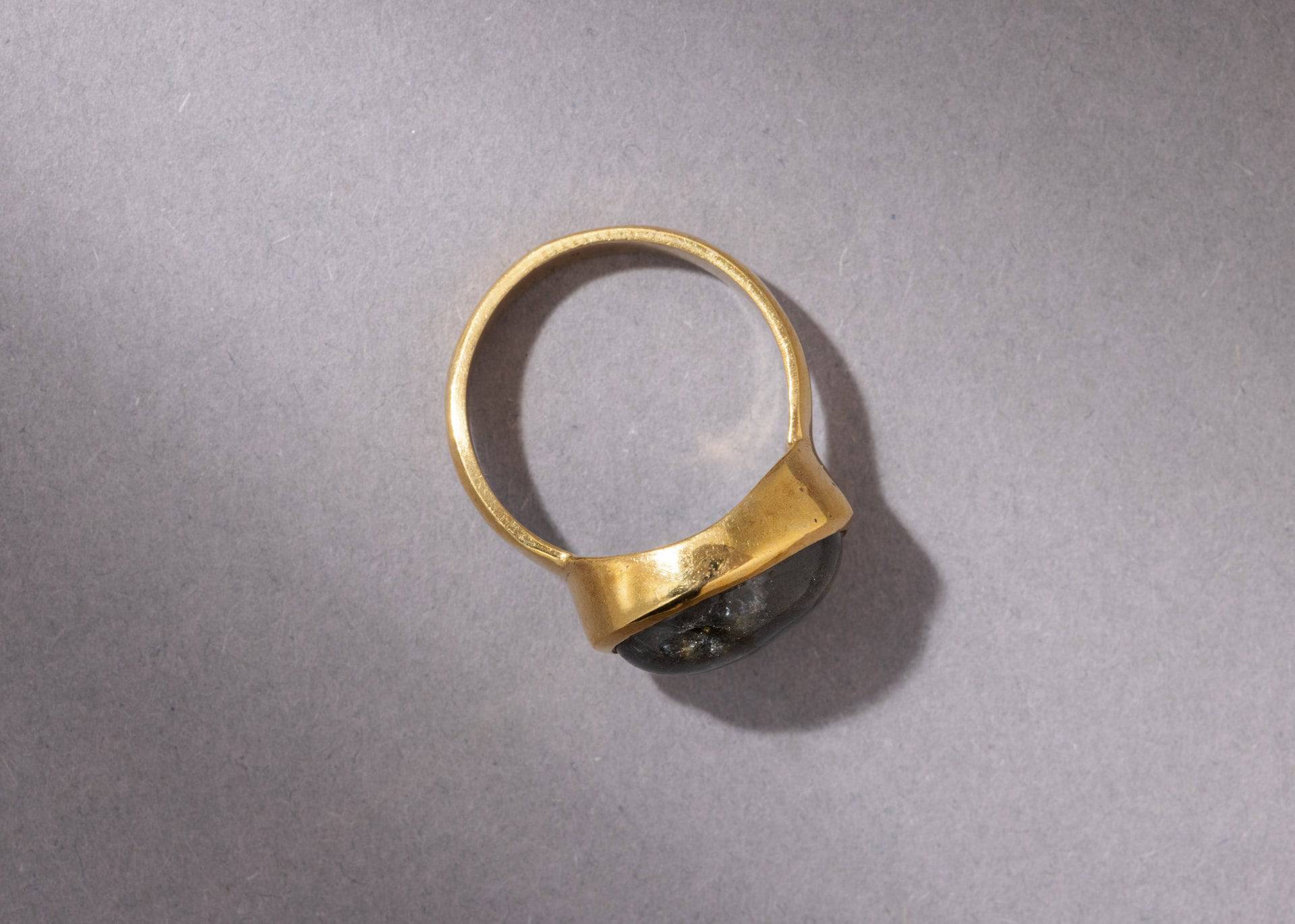 Großer Labradorit Ring mit ovalem Stein - NooeBerlin