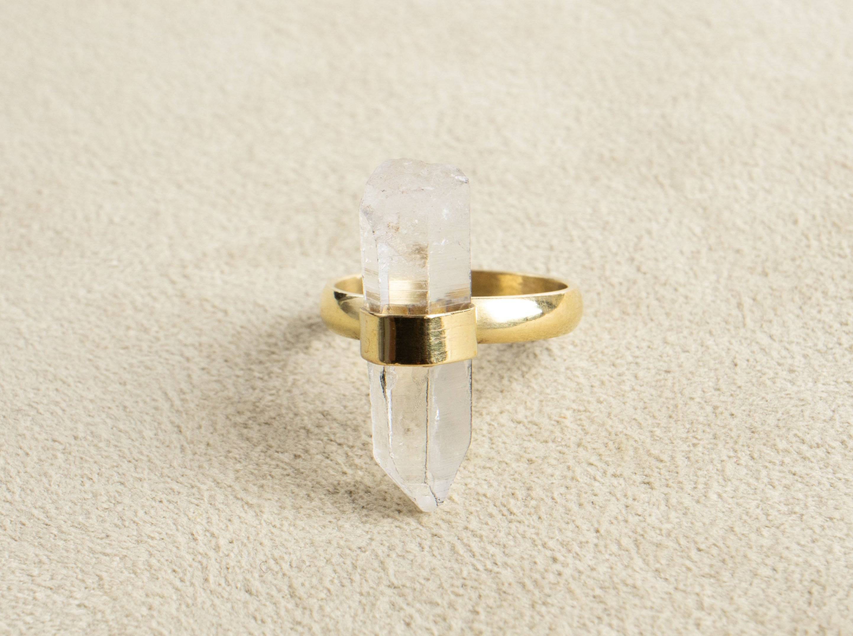 Roher Bergkristall Quarz Ring gold - NooeBerlin