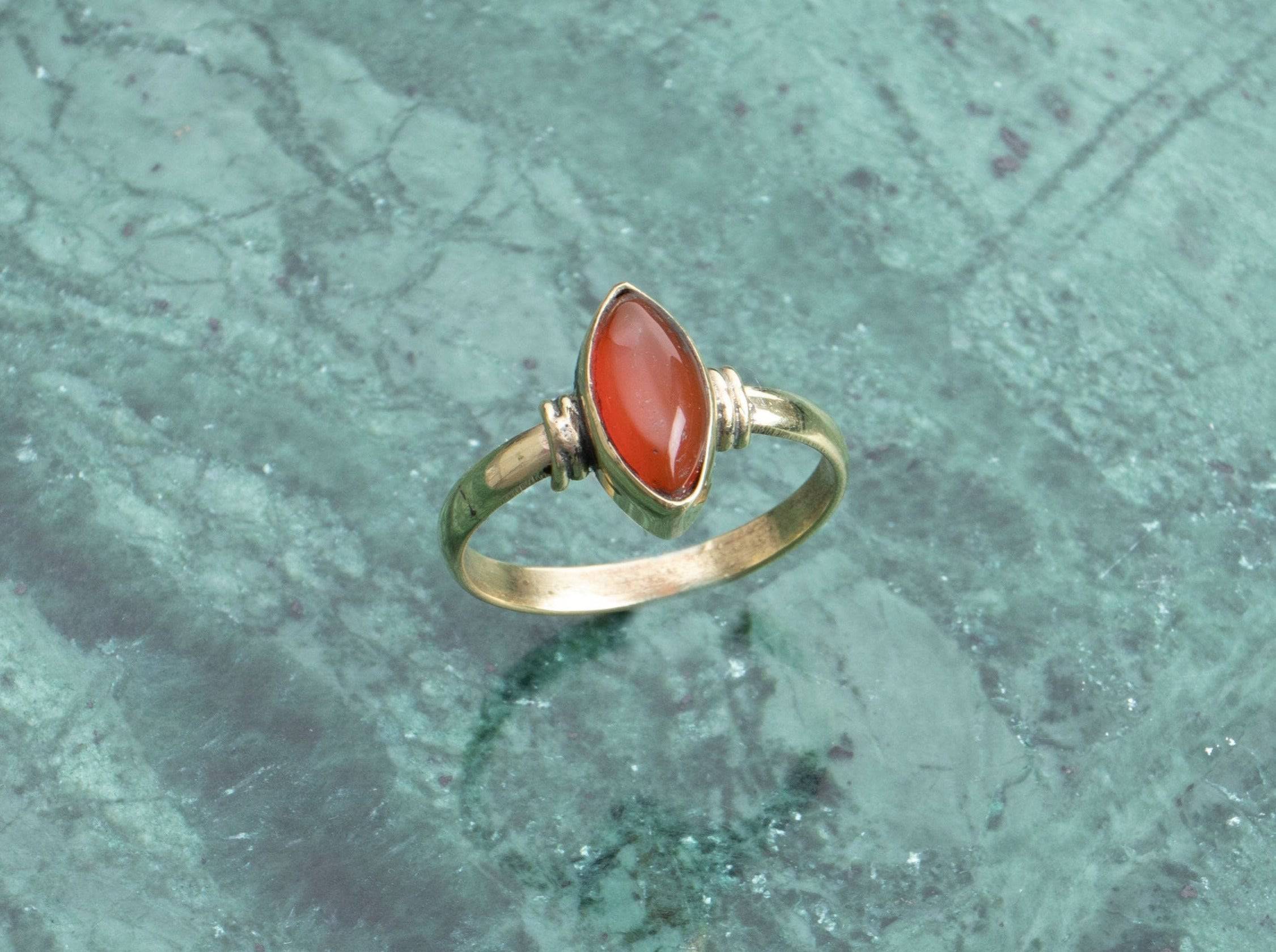 Roter Achat Ring mit ovalem Stein gold handgemacht - NooeBerlin