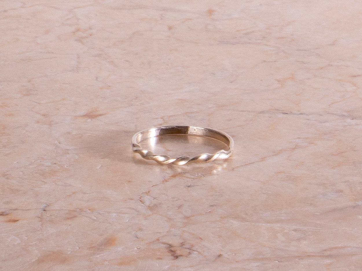 Feiner gedrehter Ring aus 925 Sterling Silber handgefertigt - NooeBerlin