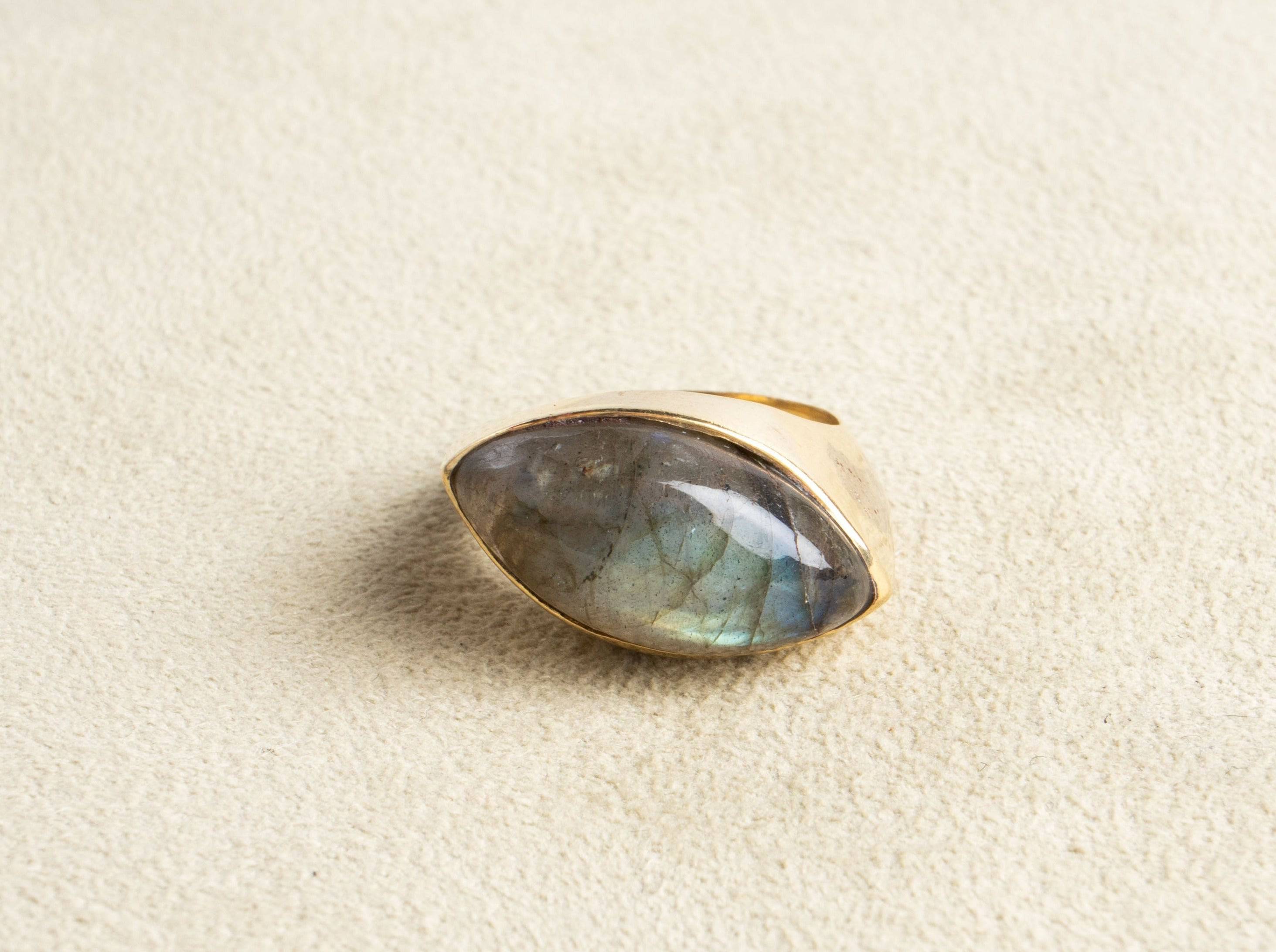 Großer Labradorit Ring mit ovalem Stein asymmetrisch gold handgemacht - NooeBerlin