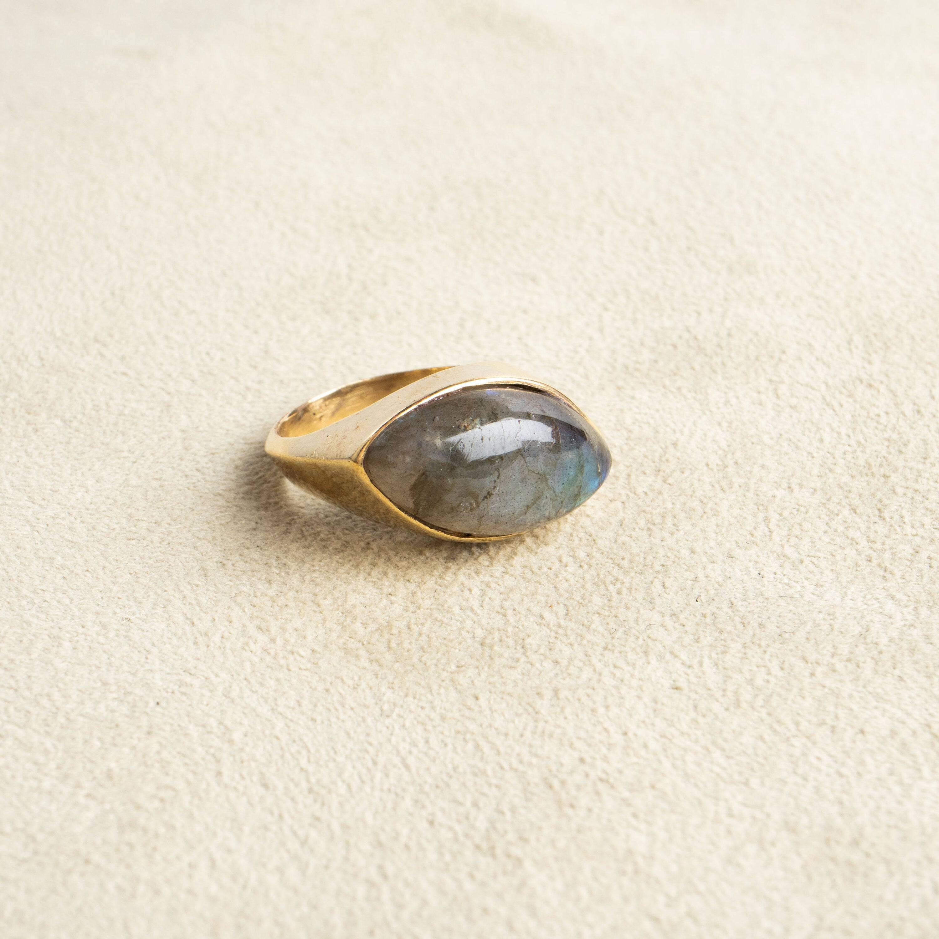 Großer Labradorit Ring mit ovalem Stein asymmetrisch gold handgemacht - NooeBerlin