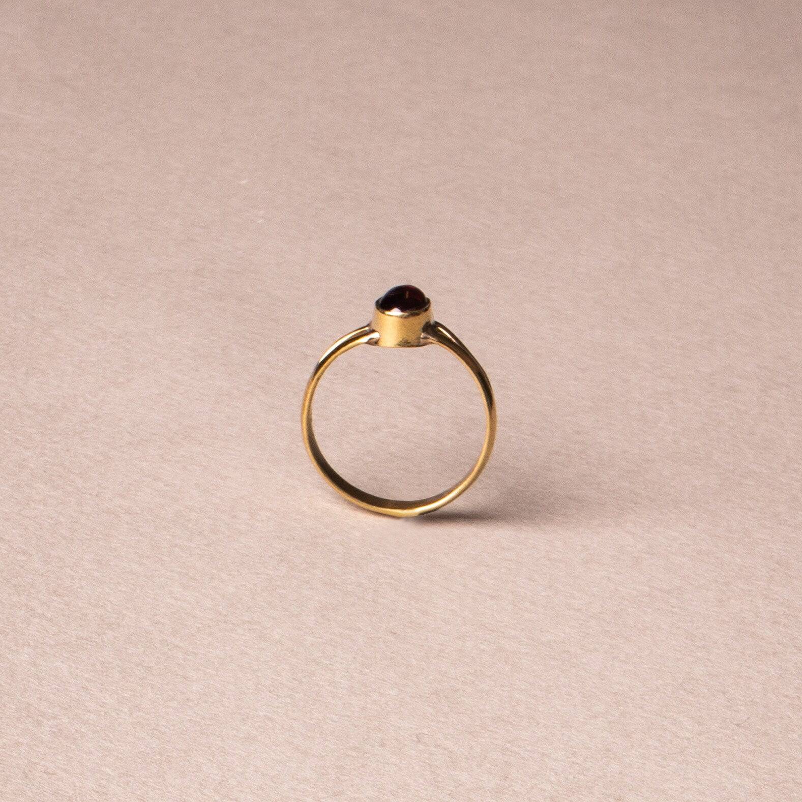 Kleiner roter Granat Ring mit ovalem Stein handgemacht - NooeBerlin
