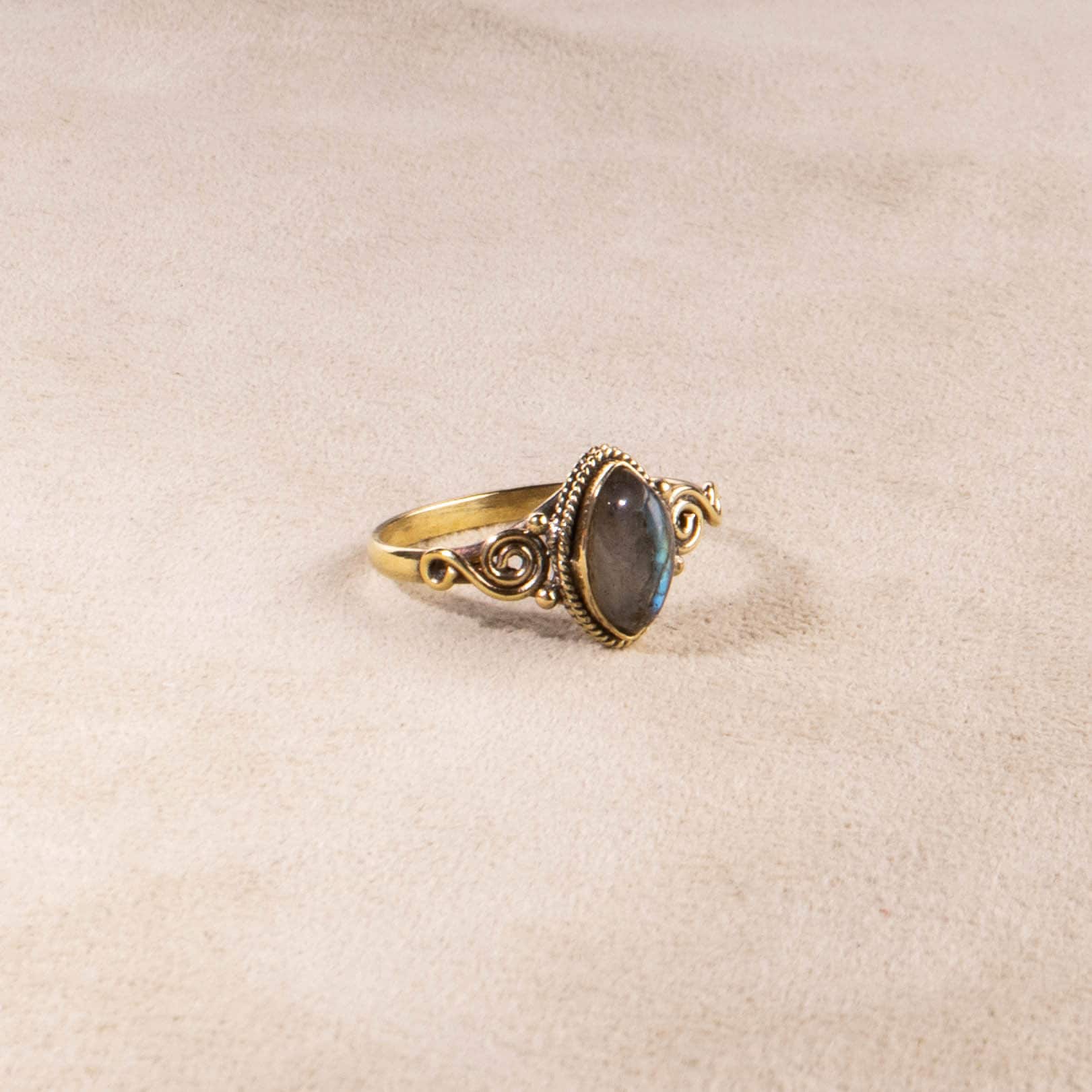 Labradorit Ring mit ovalem Stein boho gold handgemacht - NooeBerlin