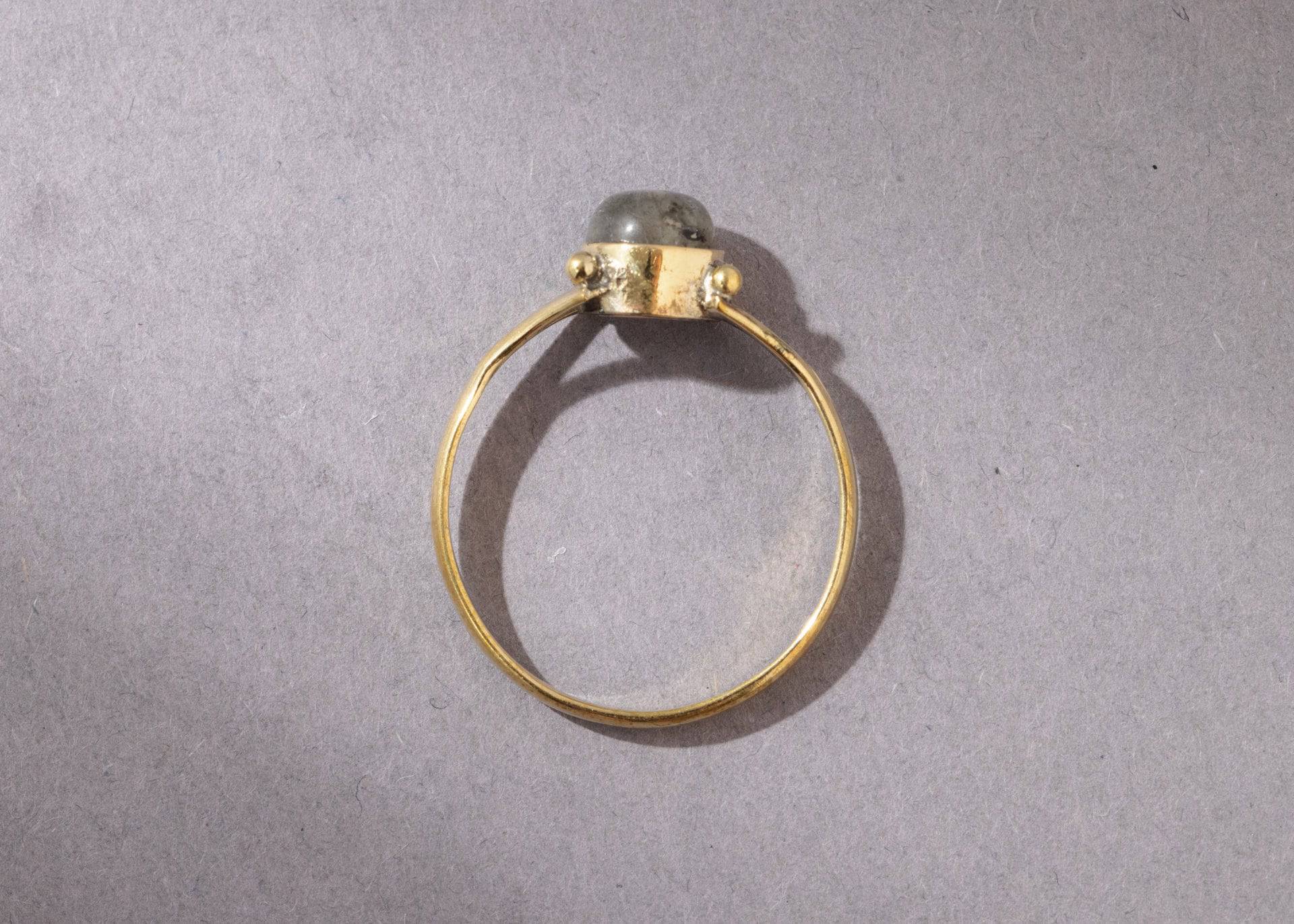 Labradorit Ring mit rundem Stein handgemacht - NooeBerlin