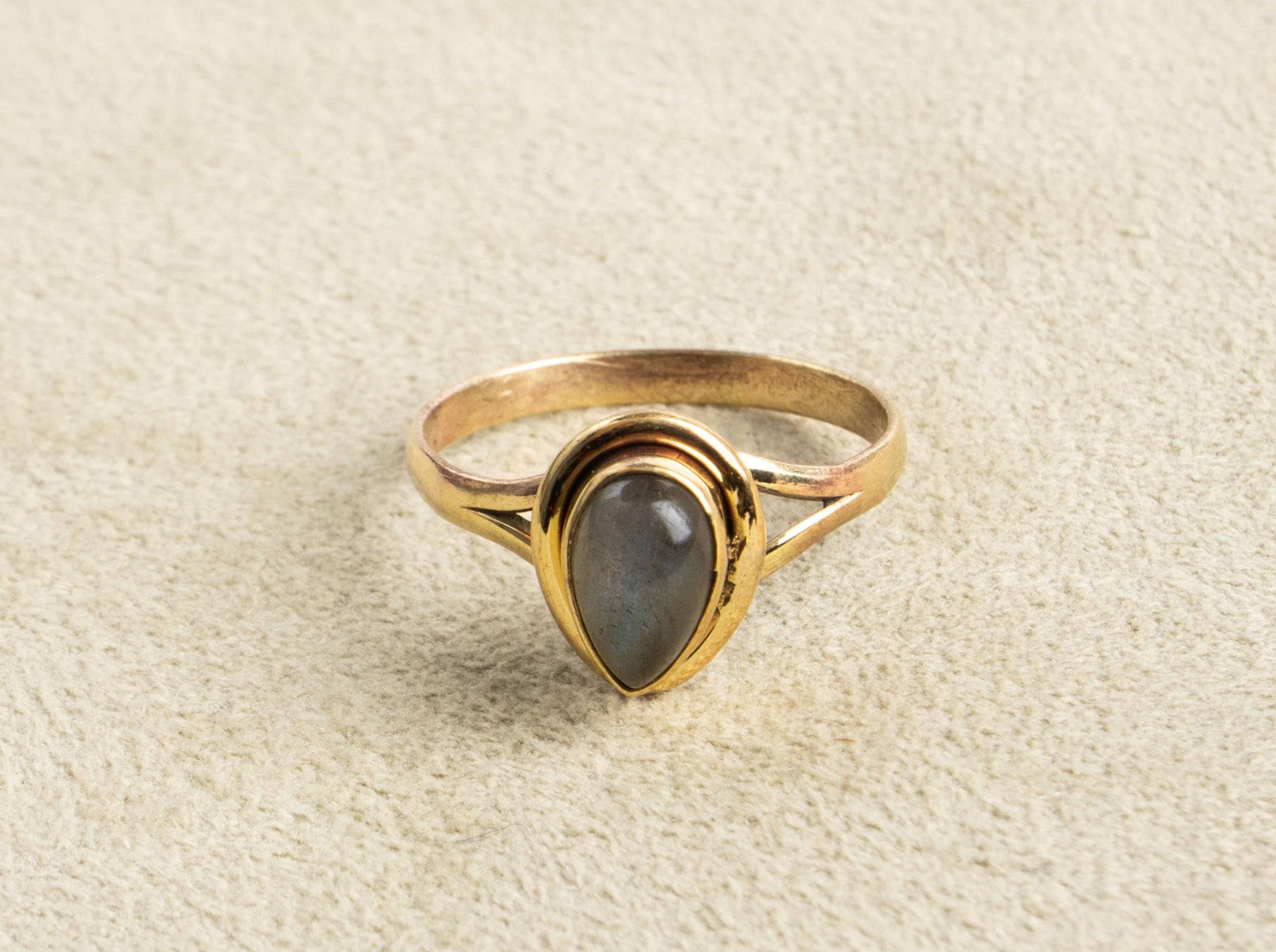 Labradorit Ring mit tropfenförmigem Stein gold handgefertigt - NooeBerlin