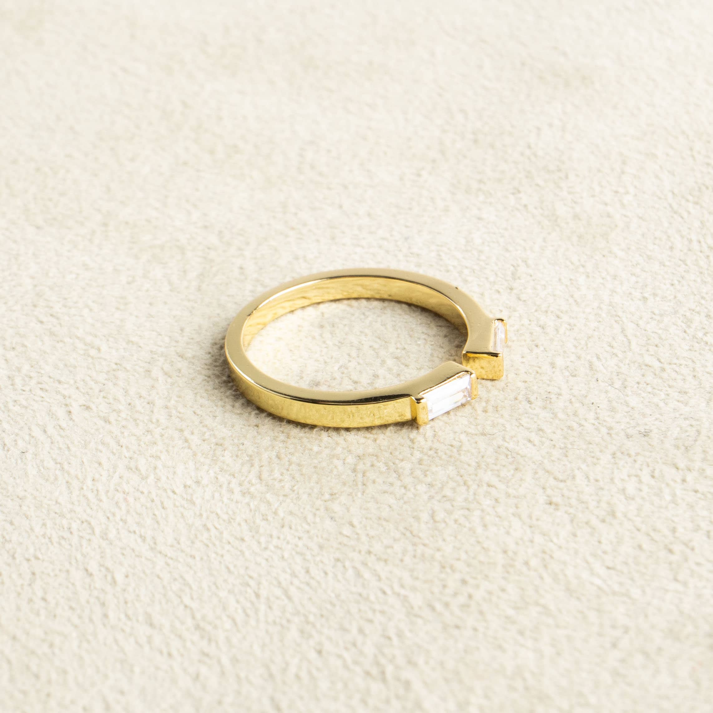 Offener vergoldeter Ring mit zwei Steinen Zirkonia - NooeBerlin