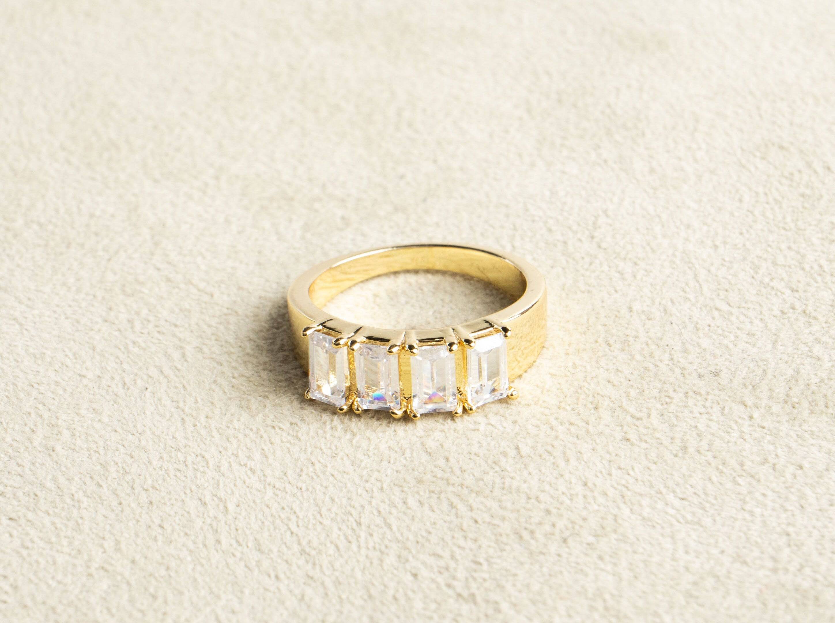 Vergoldeter Ring mit vier Zirkonen - NooeBerlin