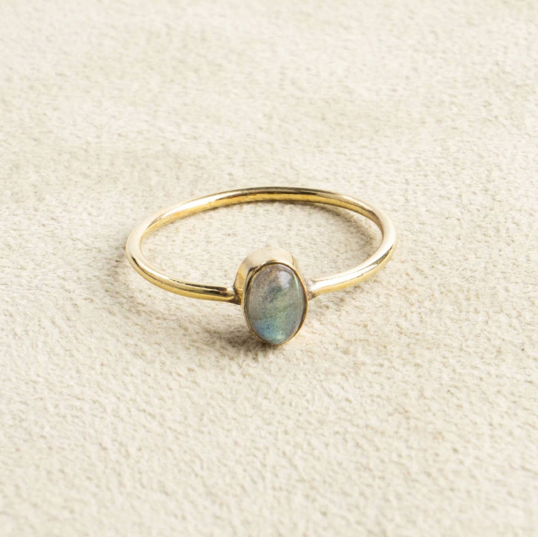 Feiner Labradorit Ring mit ovalem Stein handgemacht - NooeBerlin