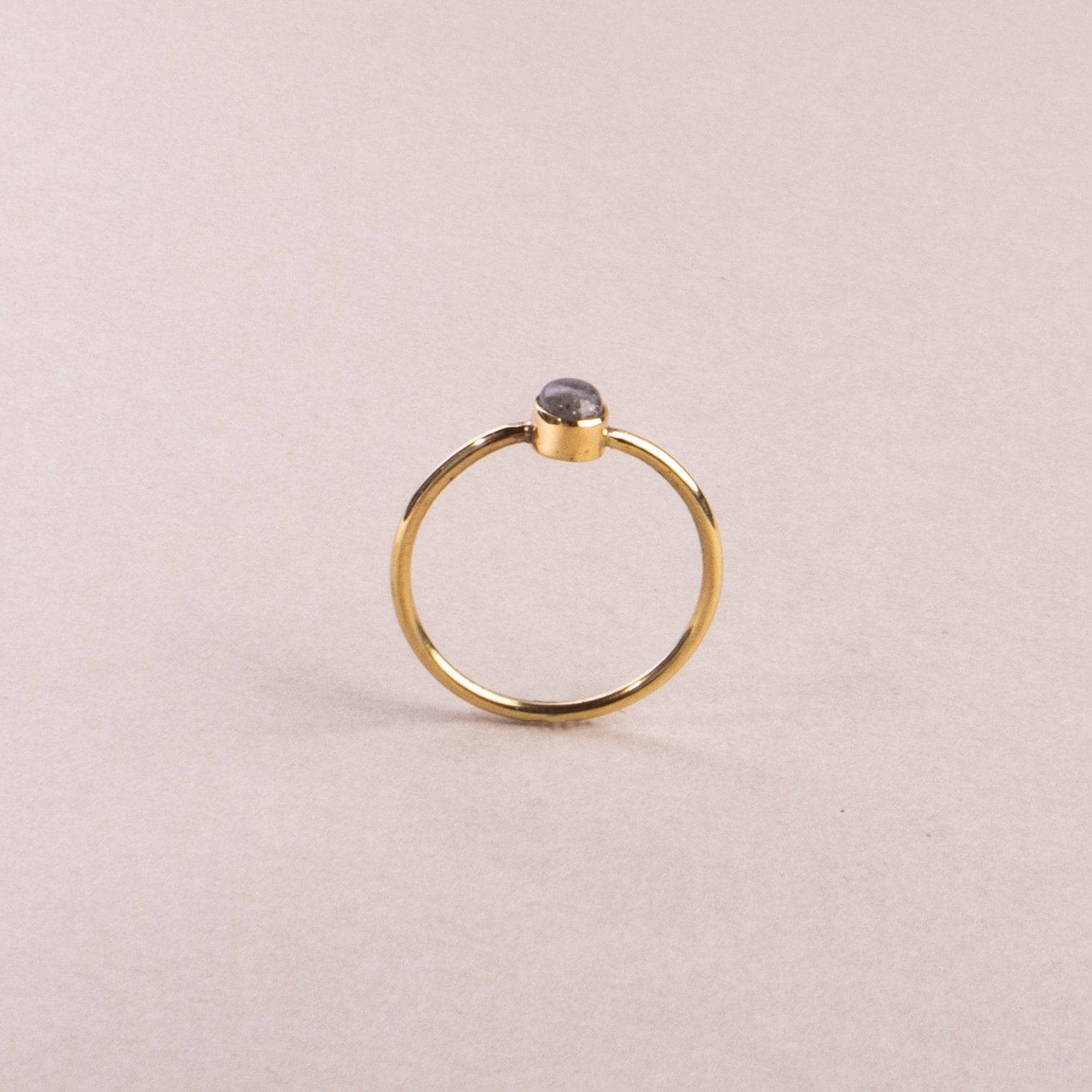 Feiner Labradorit Ring mit ovalem Stein handgemacht - NooeBerlin