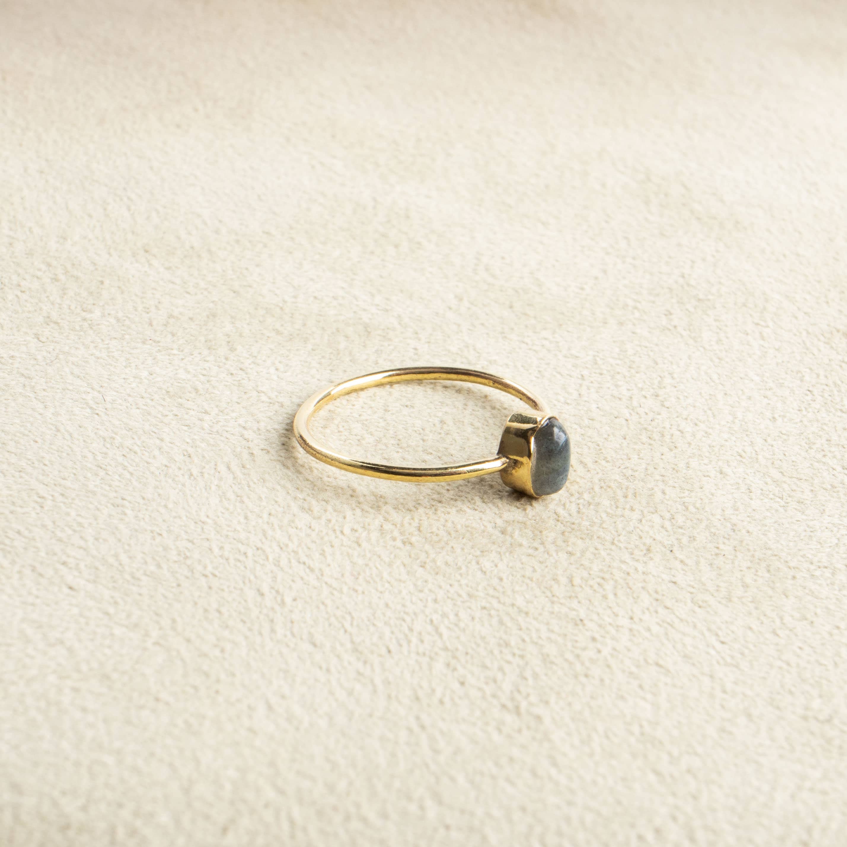 Feiner Labradorit Ring mit ovalem Stein handgemacht - NooeBerlin