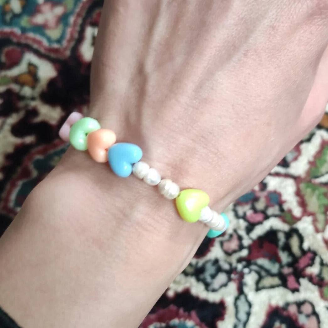 Perlen Armband bunt Herzen Regenbogen vergoldet Süßwasserperlen verspielt - NooeBerlin