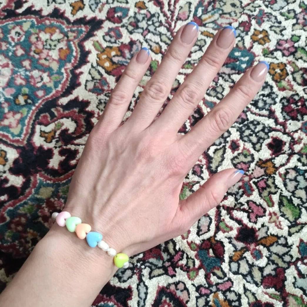 Perlen Armband bunt Herzen Regenbogen vergoldet Süßwasserperlen verspielt - NooeBerlin